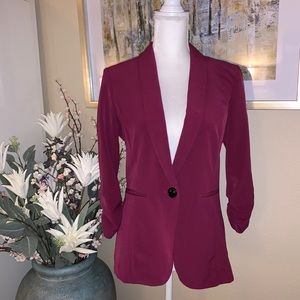 Stooshy red blazer.
